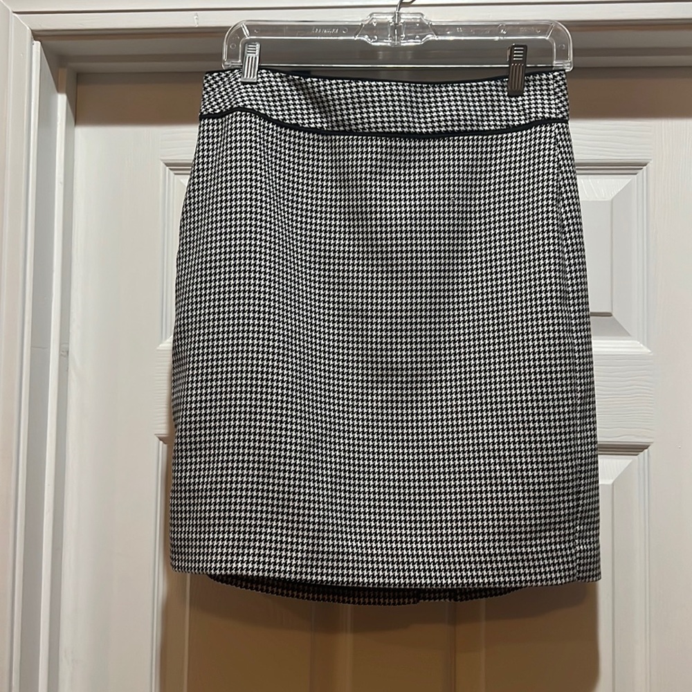 Cute houndstooth mini skirt with back zip and slit.